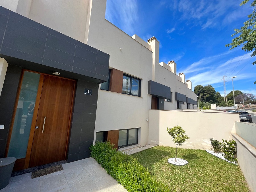 Lussuosamente rifinita spaziosa casa a schiera a Fuente del Baden, Nerja