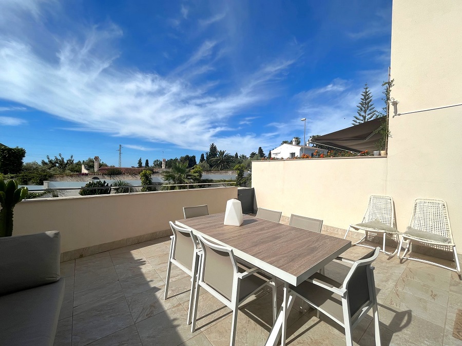 Lussuosamente rifinita spaziosa casa a schiera a Fuente del Baden, Nerja