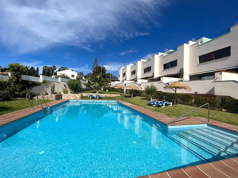 Lussuosamente rifinita spaziosa casa a schiera a Fuente del Baden, Nerja