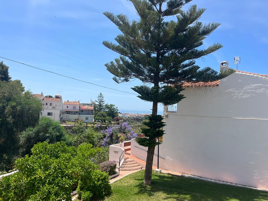 Amplia casa adosada orientada al sur con piscina comunitaria en Almijara II Sur