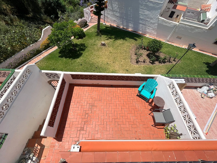Amplia casa adosada orientada al sur con piscina comunitaria en Almijara II Sur