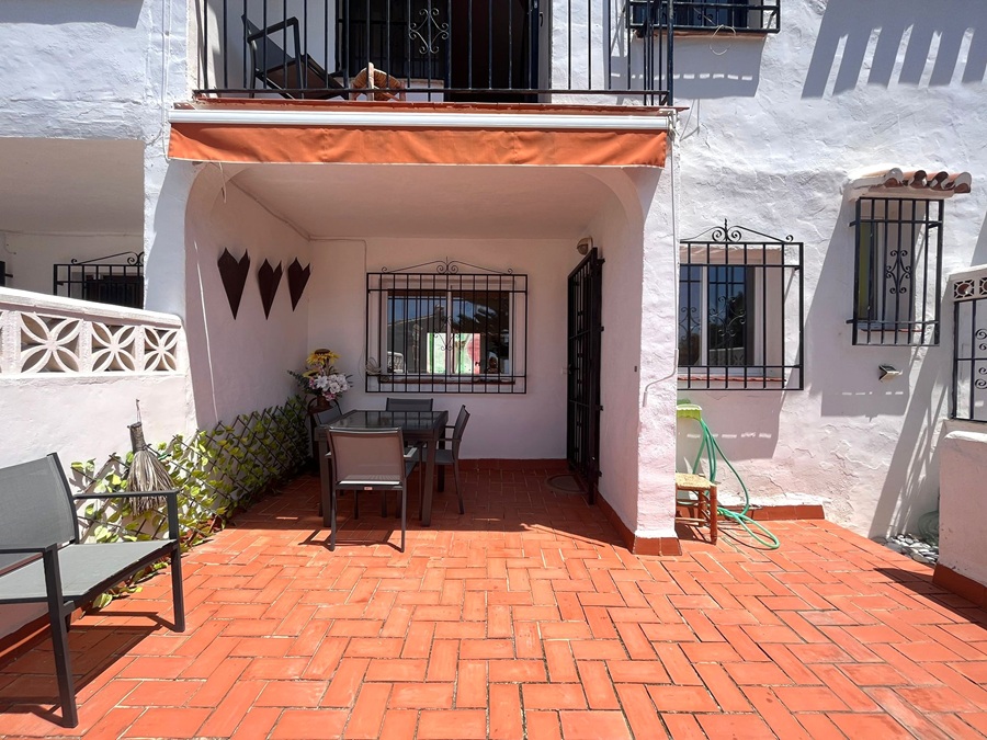 Amplia casa adosada orientada al sur con piscina comunitaria en Almijara II Sur