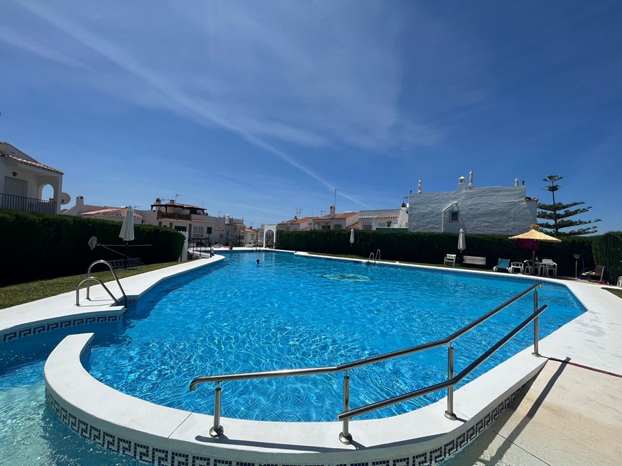 Amplia casa adosada orientada al sur con piscina comunitaria en Almijara II Sur
