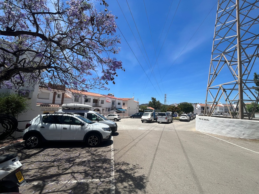 Amplia casa adosada orientada al sur con piscina comunitaria en Almijara II Sur
