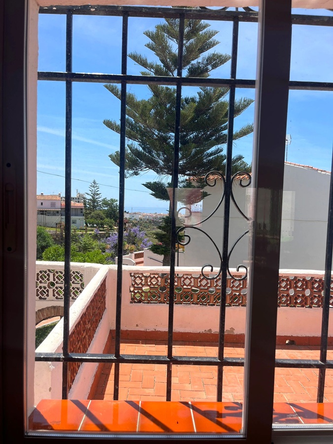 Amplia casa adosada orientada al sur con piscina comunitaria en Almijara II Sur