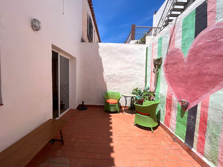 Amplia casa adosada orientada al sur con piscina comunitaria en Almijara II Sur