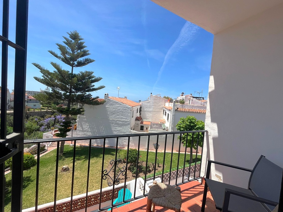 Amplia casa adosada orientada al sur con piscina comunitaria en Almijara II Sur