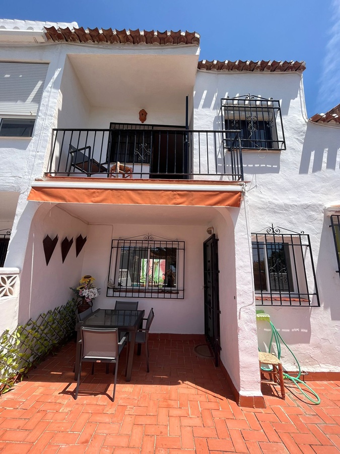 Amplia casa adosada orientada al sur con piscina comunitaria en Almijara II Sur