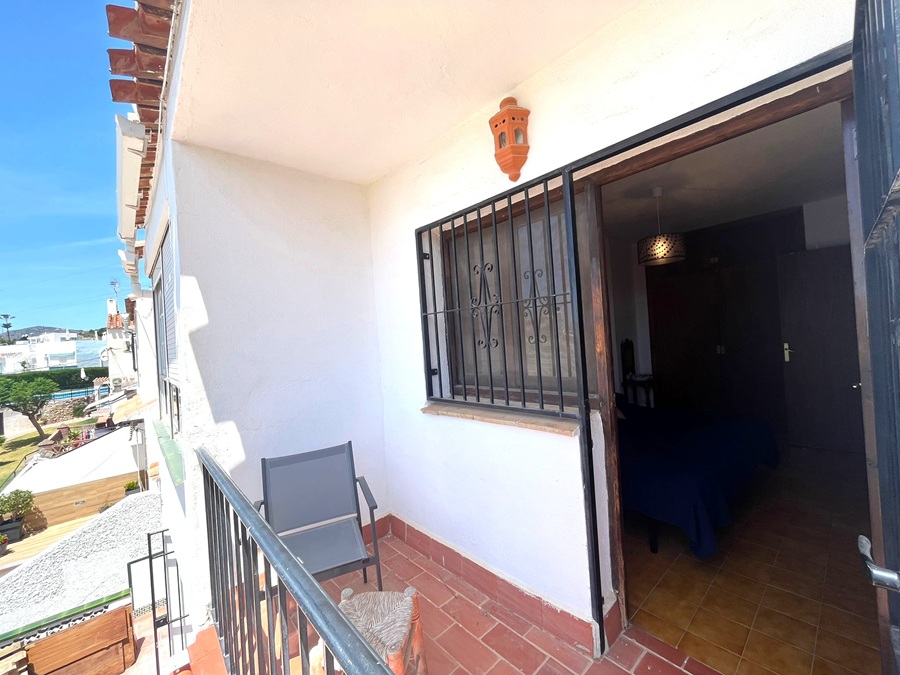 Amplia casa adosada orientada al sur con piscina comunitaria en Almijara II Sur