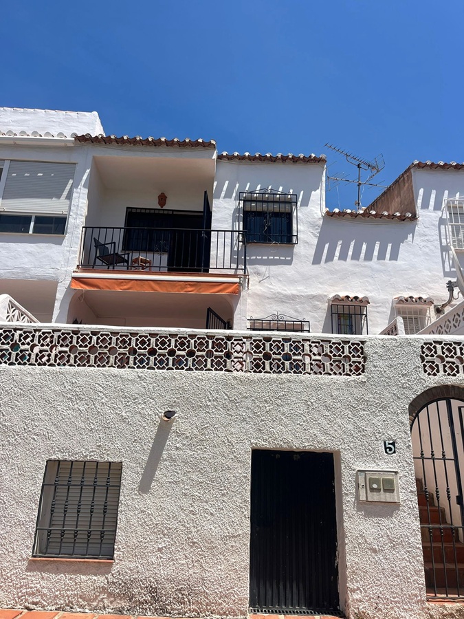 Amplia casa adosada orientada al sur con piscina comunitaria en Almijara II Sur