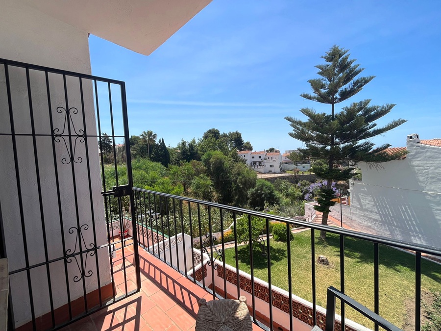 Amplia casa adosada orientada al sur con piscina comunitaria en Almijara II Sur