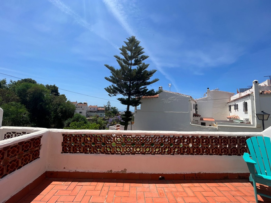 Amplia casa adosada orientada al sur con piscina comunitaria en Almijara II Sur