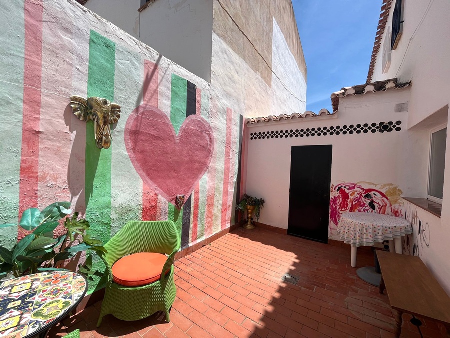 Amplia casa adosada orientada al sur con piscina comunitaria en Almijara II Sur