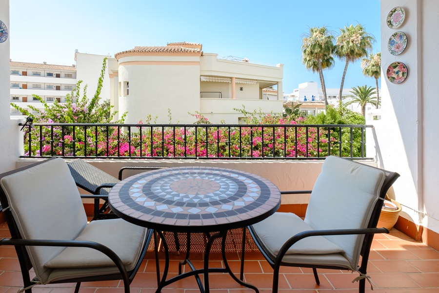Precioso apartamento con amplia terraza y piscina comunitaria en la zona del Parador