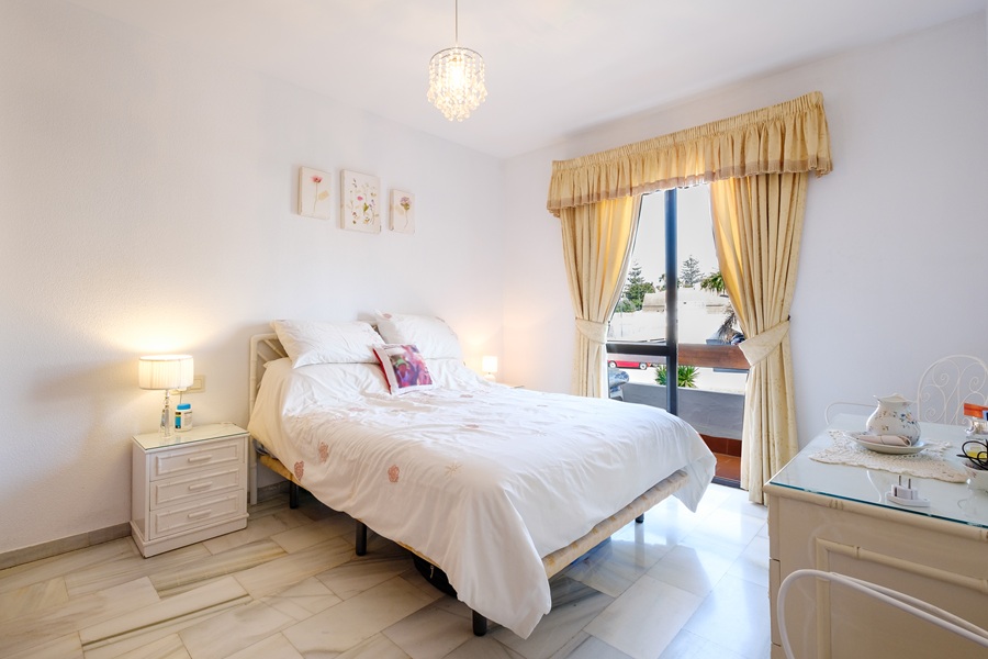 Precioso apartamento con amplia terraza y piscina comunitaria en la zona del Parador