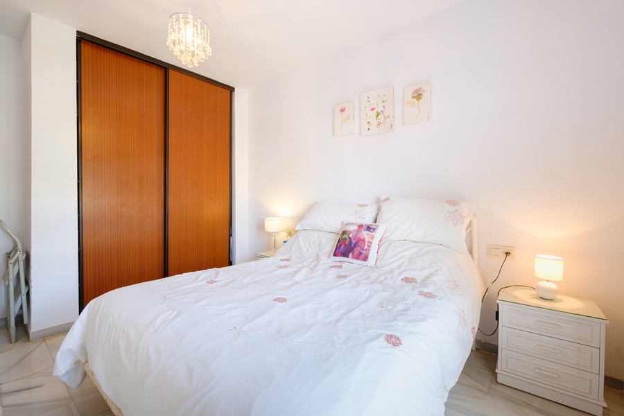 Precioso apartamento con amplia terraza y piscina comunitaria en la zona del Parador
