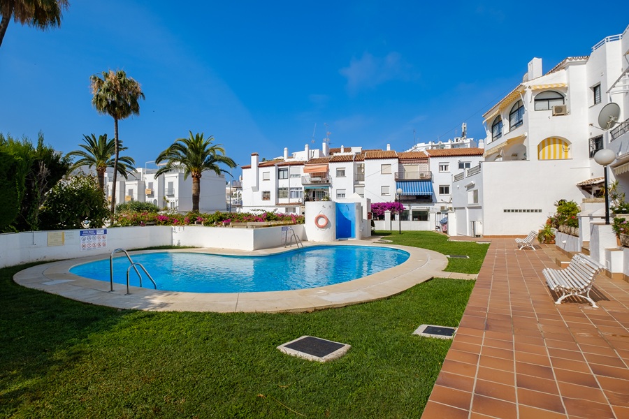 Precioso apartamento con amplia terraza y piscina comunitaria en la zona del Parador