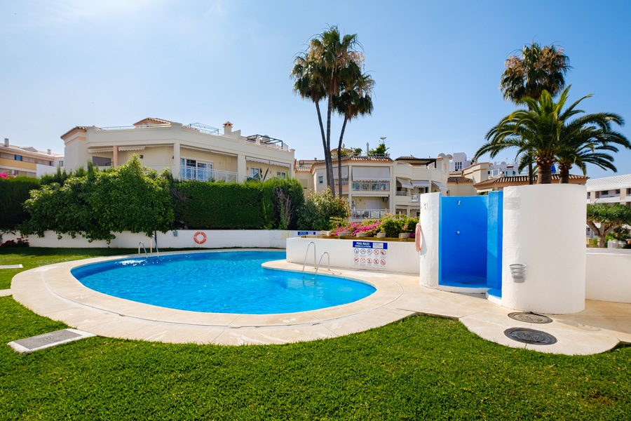Precioso apartamento con amplia terraza y piscina comunitaria en la zona del Parador