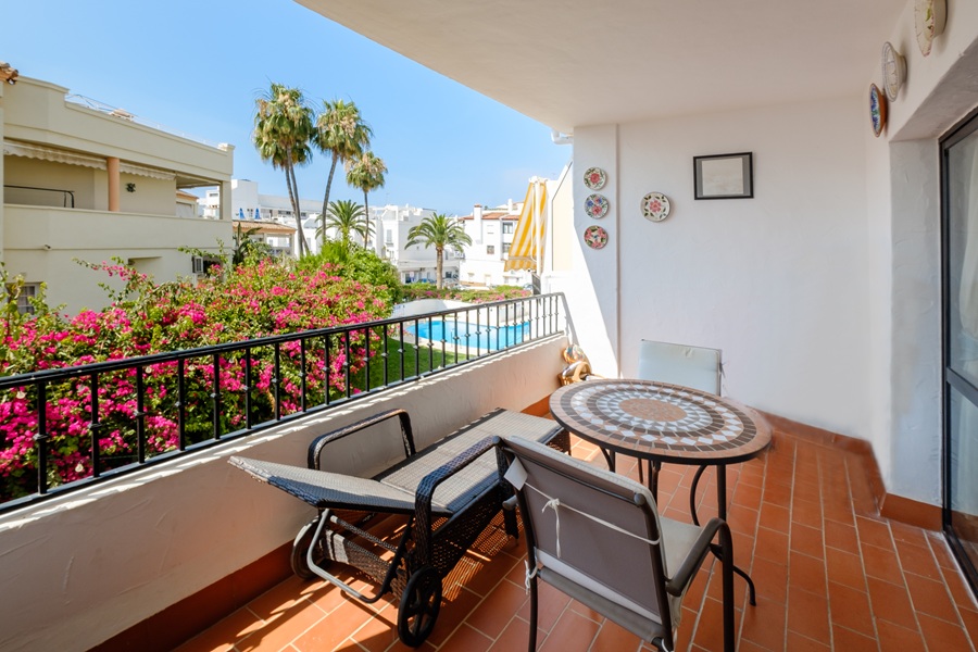 Precioso apartamento con amplia terraza y piscina comunitaria en la zona del Parador