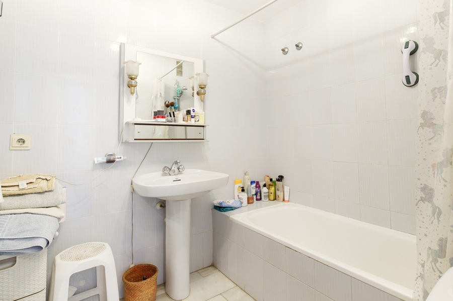 Precioso apartamento con amplia terraza y piscina comunitaria en la zona del Parador