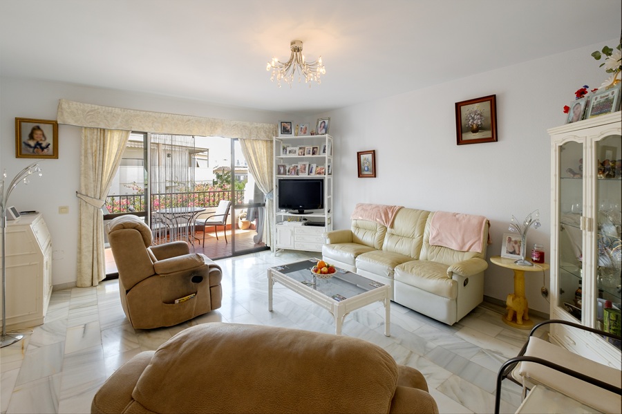 Precioso apartamento con amplia terraza y piscina comunitaria en la zona del Parador