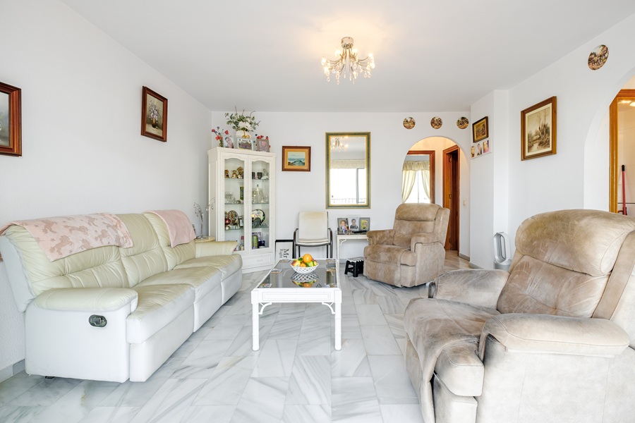 Precioso apartamento con amplia terraza y piscina comunitaria en la zona del Parador
