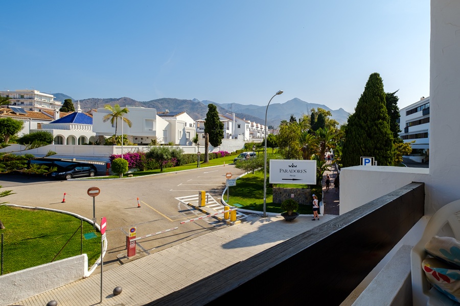 Precioso apartamento con amplia terraza y piscina comunitaria en la zona del Parador