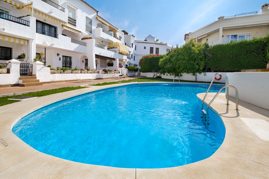 Precioso apartamento con amplia terraza y piscina comunitaria en la zona del Parador