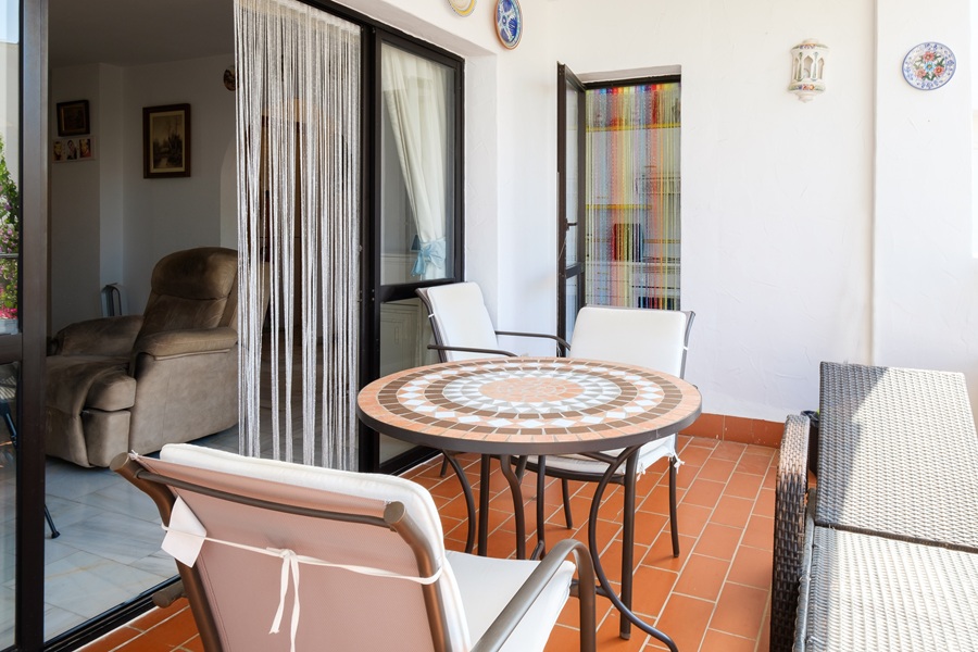 Precioso apartamento con amplia terraza y piscina comunitaria en la zona del Parador