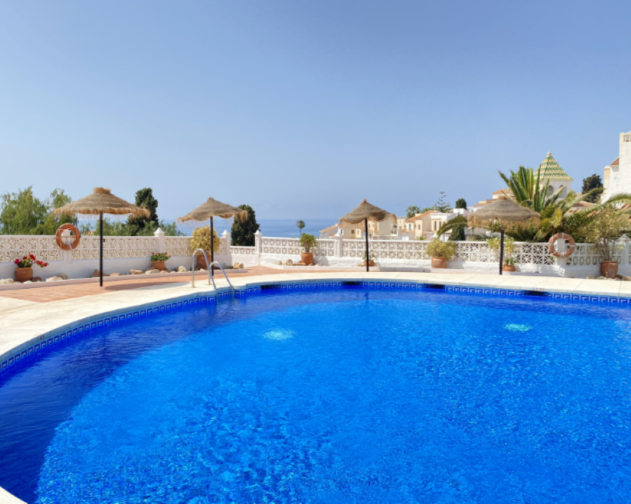 Exclusiva propiedad con vistas de ensueño al mar y la montaña en Capistrano Playa, Nerja