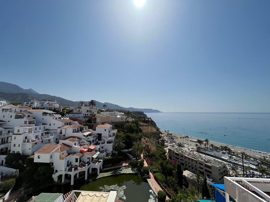 Exclusiva propiedad con vistas de ensueño al mar y la montaña en Capistrano Playa, Nerja