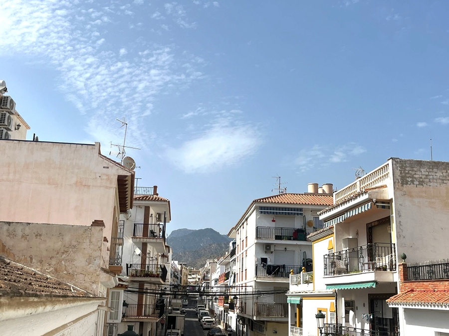Encantador piso de 3 dormitorios en el corazón de Nerja – ¡todo a mano y sin necesidad de coche!