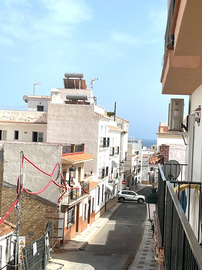 Encantador piso de 3 dormitorios en el corazón de Nerja – ¡todo a mano y sin necesidad de coche!