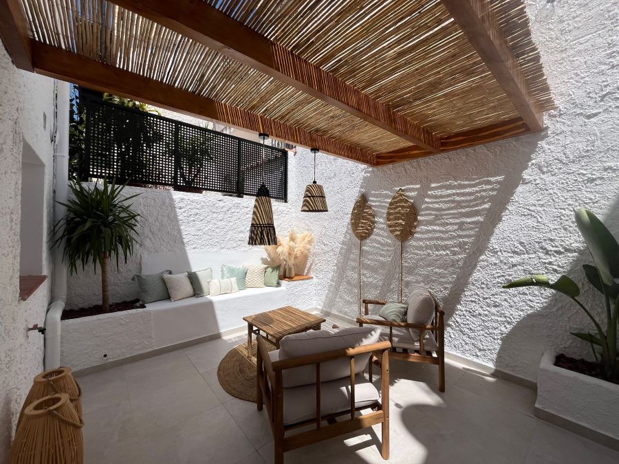 Proprietà ristrutturata con piscina privata in una posizione privilegiata a Nerja, a 500 metri dalla spiaggia di Burriana