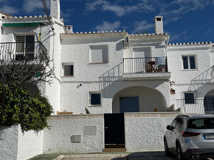 Vivienda reformada con pequeña piscina y bonitas vistas al mar a 500 metros de la playa de Burriana en Nerja