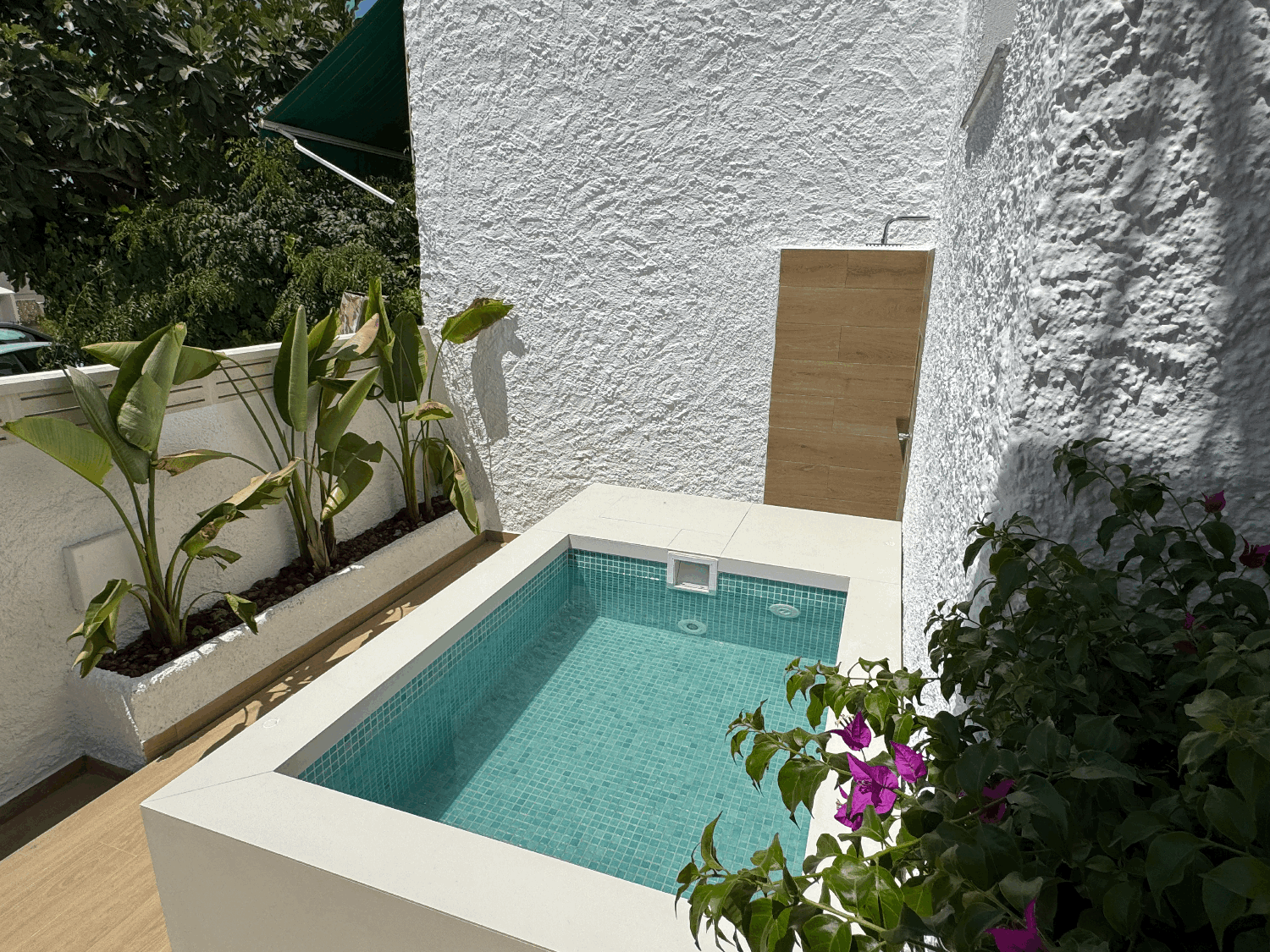 Proprietà ristrutturata con piscina privata in una posizione privilegiata a Nerja, a 500 metri dalla spiaggia di Burriana
