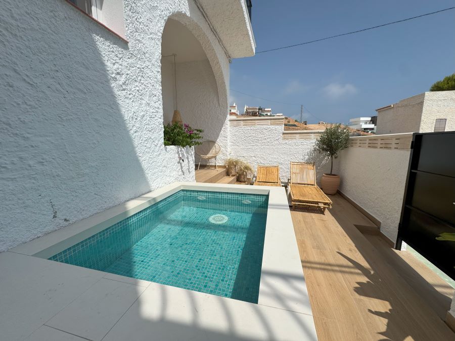 Proprietà ristrutturata con piscina privata in una posizione privilegiata a Nerja, a 500 metri dalla spiaggia di Burriana