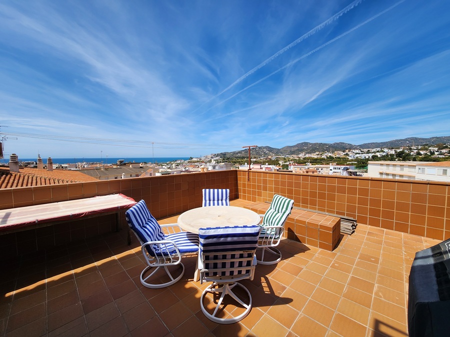 Eksklusiv penthouse i Nerja med 3 soveværelser, store terrasser og spektakulær udsigt