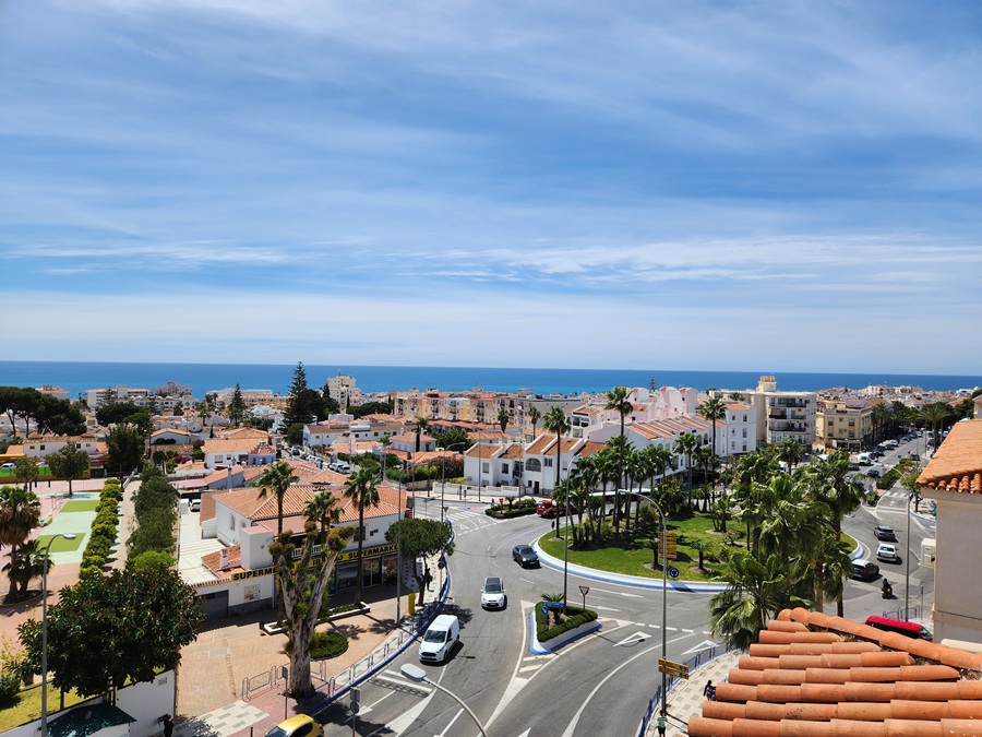 Eksklusiv penthouse i Nerja med 3 soveværelser, store terrasser og spektakulær udsigt