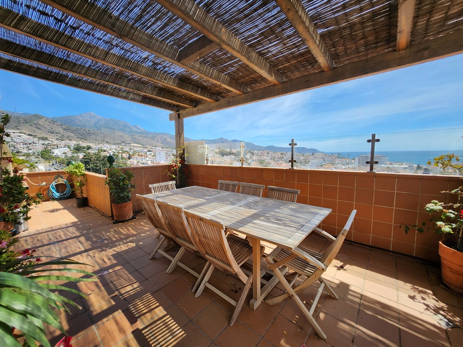 Eksklusiv penthouse i Nerja med 3 soveværelser, store terrasser og spektakulær udsigt