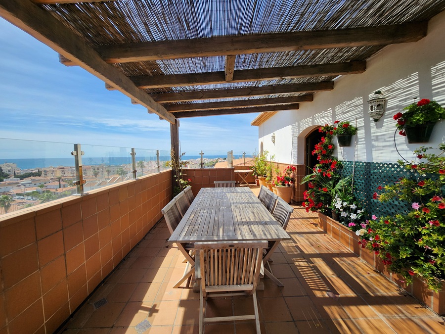 Eksklusiv penthouse i Nerja med 3 soveværelser, store terrasser og spektakulær udsigt