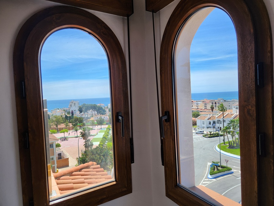 Eksklusiv penthouse i Nerja med 3 soveværelser, store terrasser og spektakulær udsigt