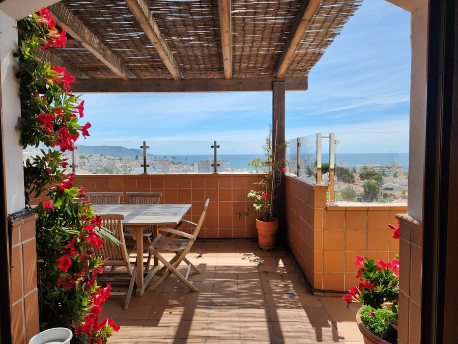Eksklusiv penthouse i Nerja med 3 soveværelser, store terrasser og spektakulær udsigt