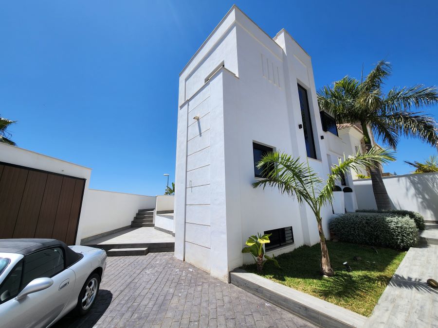Villa moderna a Nerja con vista sul mare, piscina privata e ampia terrazza