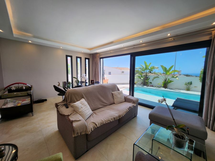 Villa moderna a Nerja con vista sul mare, piscina privata e ampia terrazza