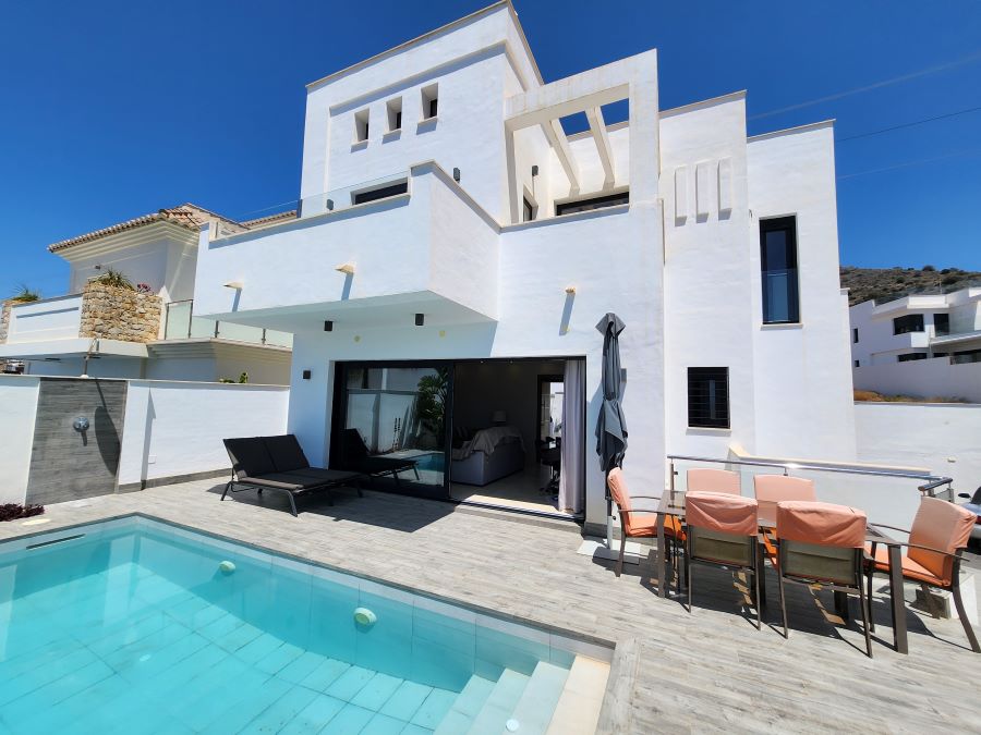 Villa moderna a Nerja con vista sul mare, piscina privata e ampia terrazza