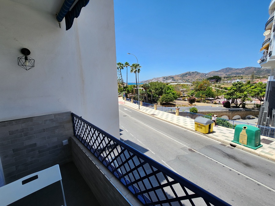 Modern gerenoveerd appartement met terras en uitzicht in het hart van Nerja