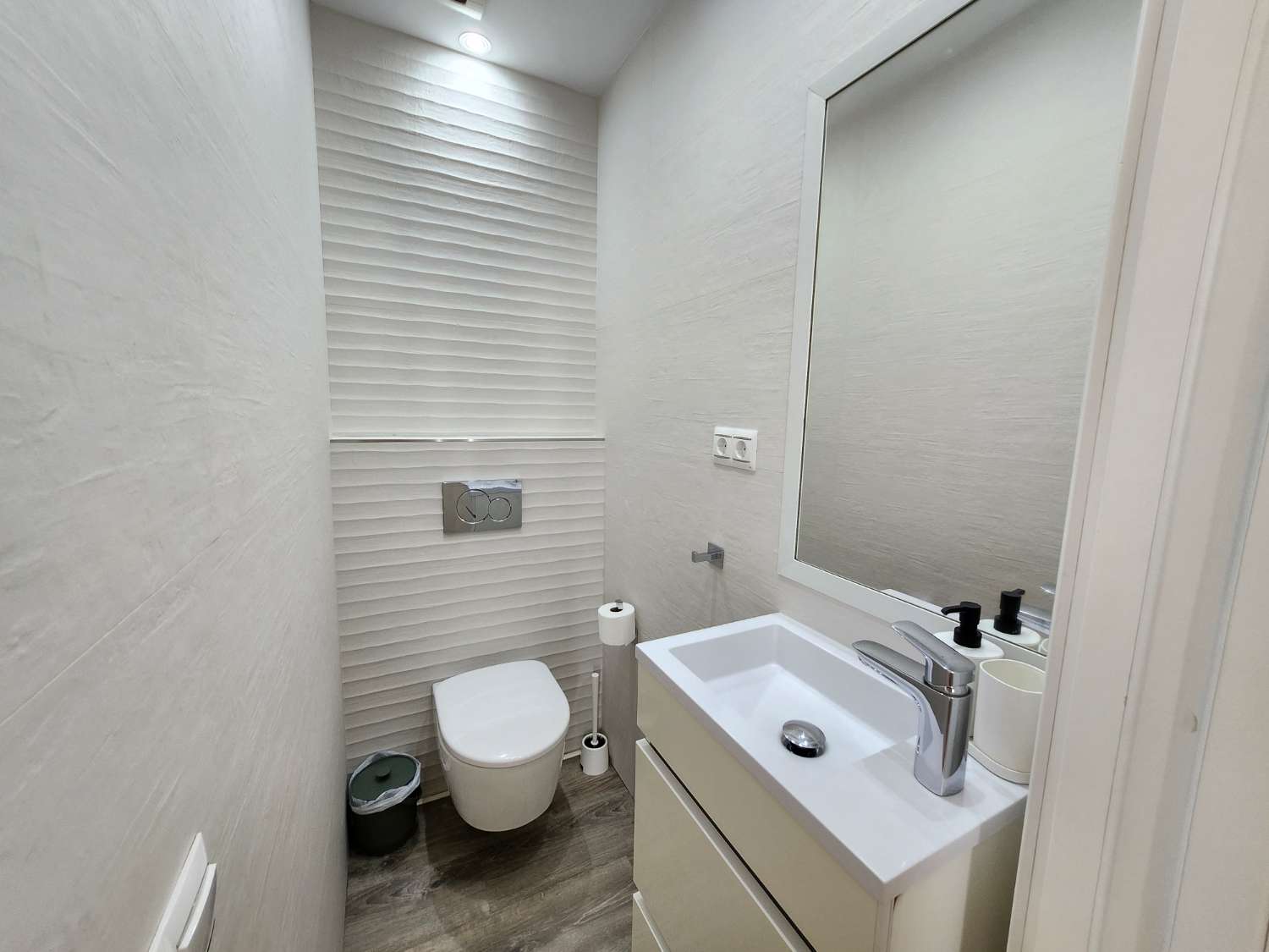 Modern gerenoveerd appartement met terras en uitzicht in het hart van Nerja