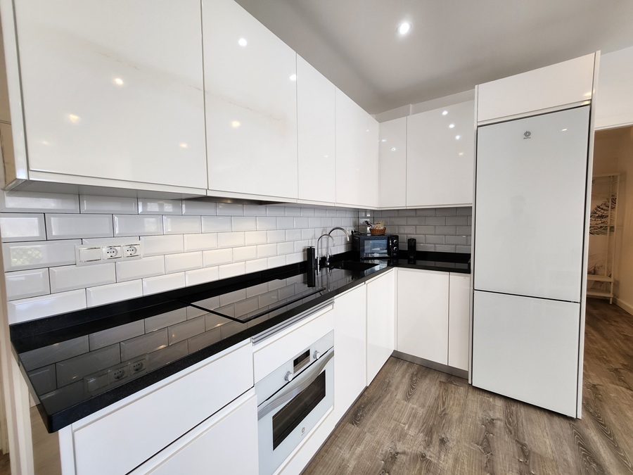 Modern gerenoveerd appartement met terras en uitzicht in het hart van Nerja