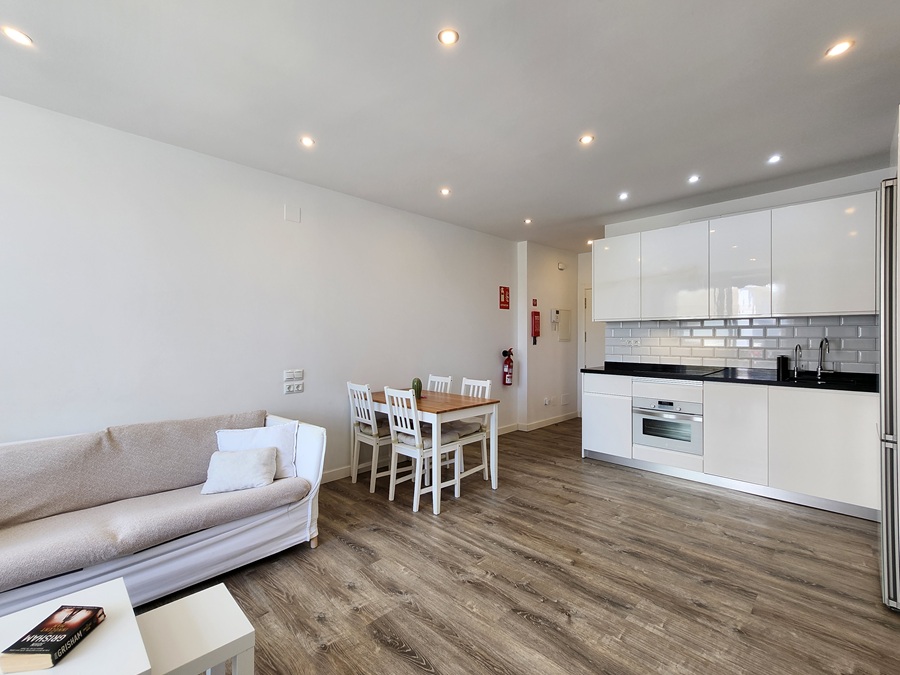 Modern gerenoveerd appartement met terras en uitzicht in het hart van Nerja